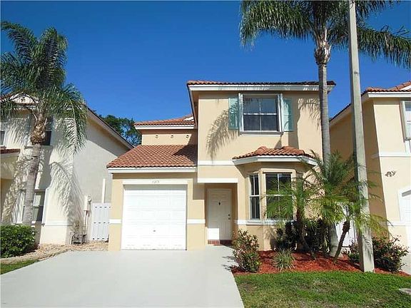 Detached single family 2 Story home with 1 Car Garage and pa