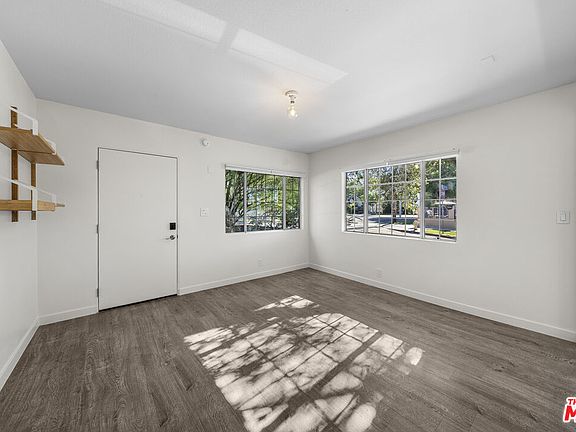 4th image of 951 N Hoover St #951