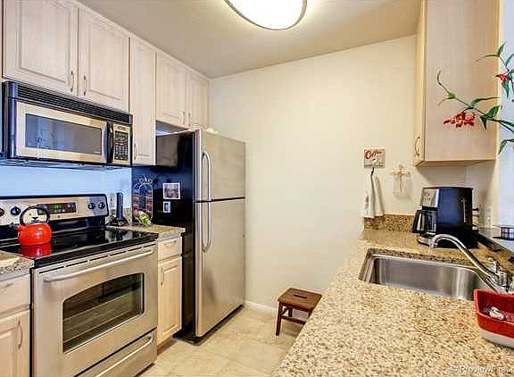 4th image of 1970 Columbia St Unit 402