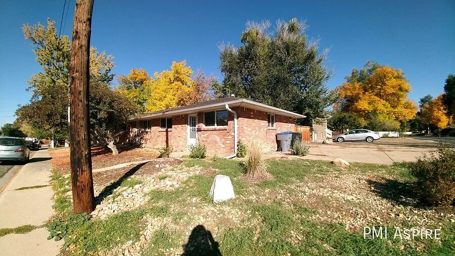 "Charming 2-Bed Retreat in Longmont's Heart Discover Comfort on Tulip St!" — Photo 2