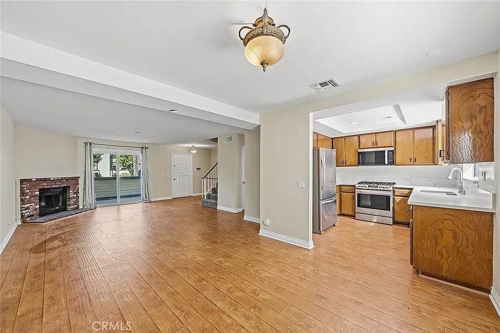 3 bed, 2.5 bath, 1262 sqft, $3,500 — Photo 4