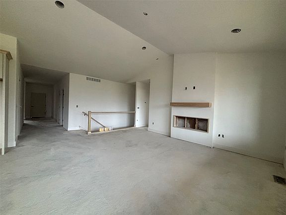 4th image of 807 SW Boulder Dr