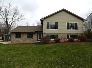 321 Quail Cir, Lindenhurst, IL 60046