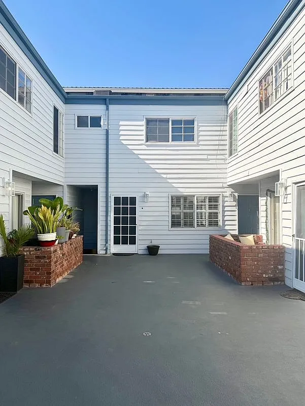 2 bed, 3.0 bath, 1050 sqft, $2,700 — Photo 1