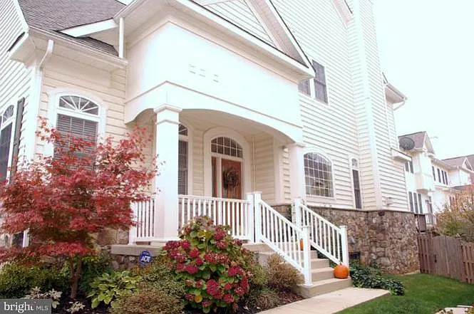 4 bed, 4.5 bath, 3318 sqft, $4,700 — Photo 2