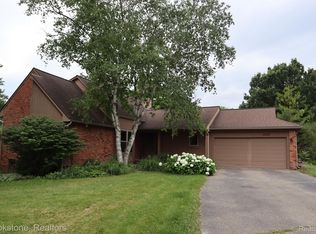 395 Olivewood Ct, Rochester, MI 48306