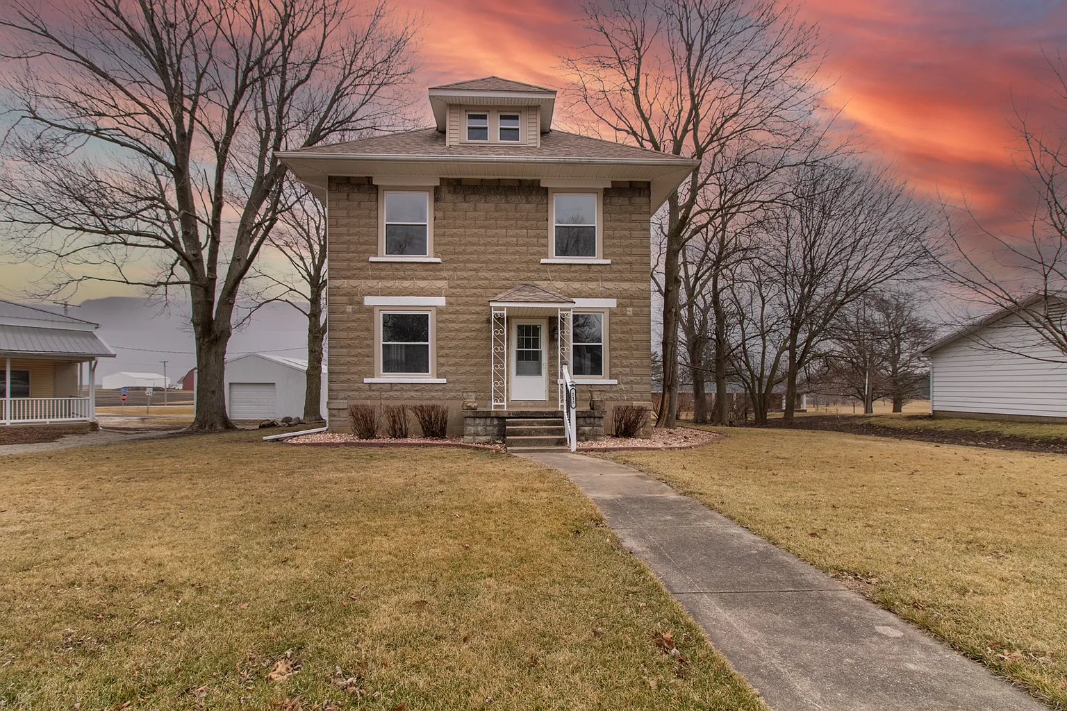 513 N Center St photo 1
