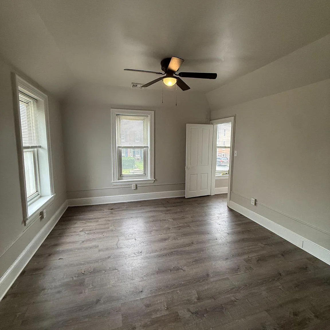 3 bed, 1.0 bath, 1060 sqft, $1,950 — Photo 4