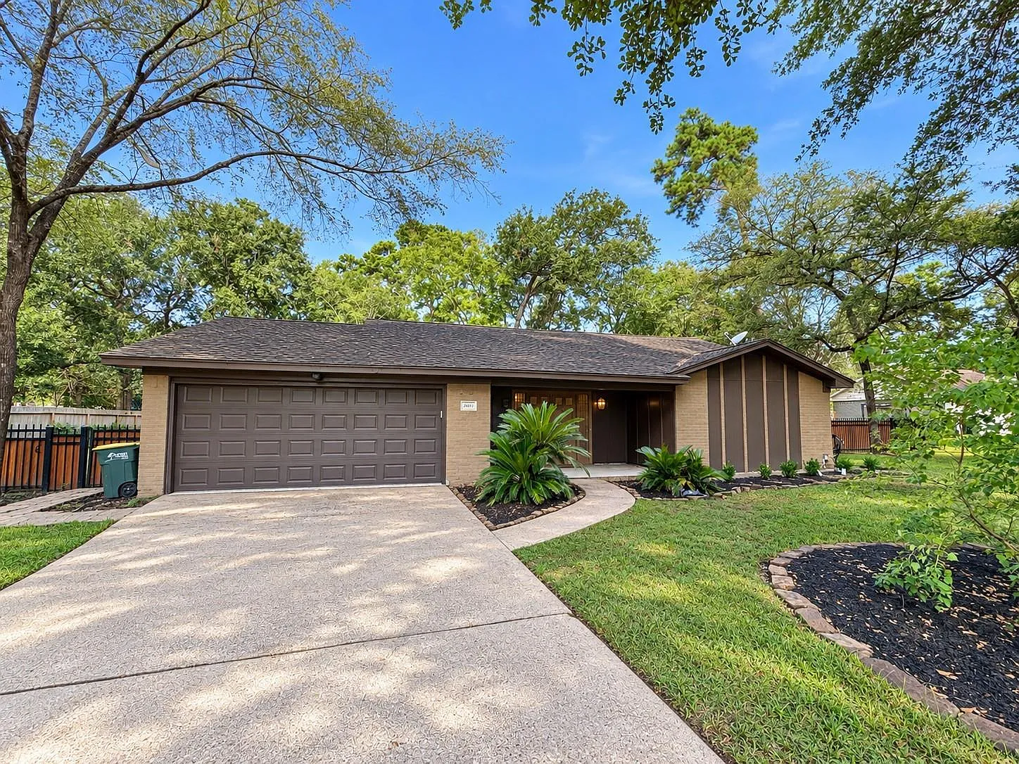 3 bed, 2.0 bath, 1576 sqft, $2,000 — Photo 1