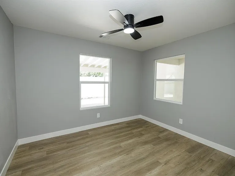 2423 Miller Ave — Photo 2