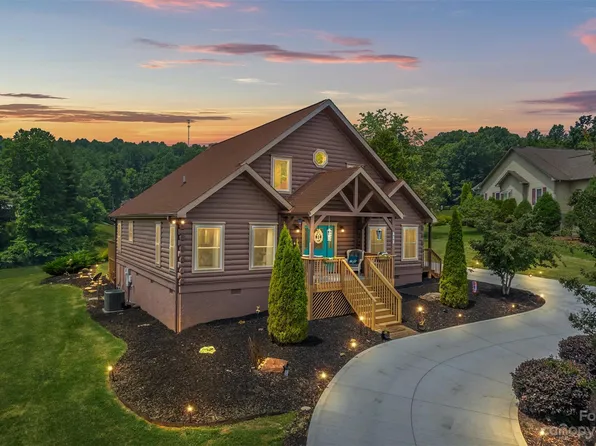 200 Knoll Ct, Lake Lure, NC 28746