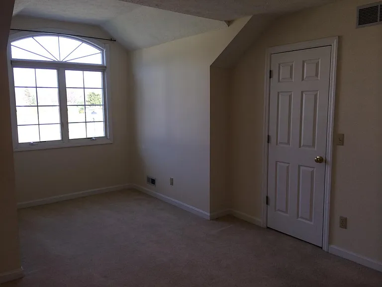 Bonus room or second Master Bedroom w/Large Walk-in Closet