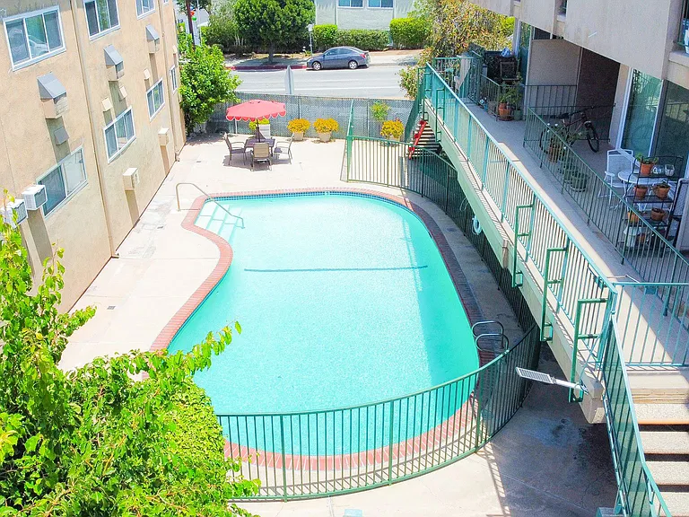 Encino Plaza Apartments — Photo 2