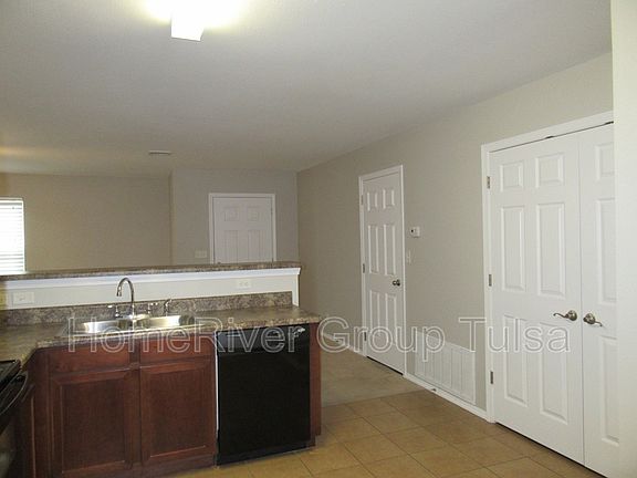 5th image of 3521 E Gillette St