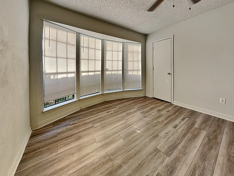 Spacious room with ample natur