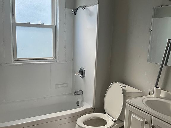 3rd image of 10602 Earle Ave #1