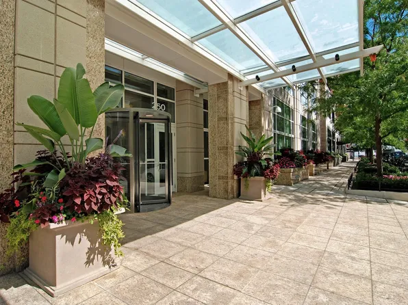 250 E Pearson St APT 901, Chicago, IL 60611