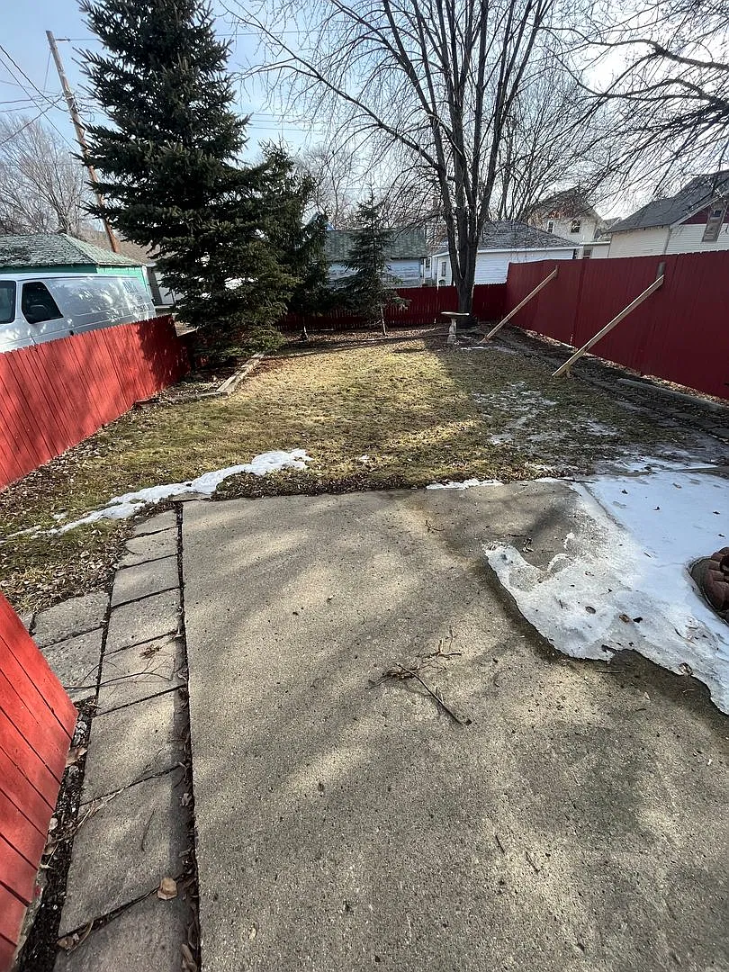 4 Bedroom 2 Bathroom House — Photo 2
