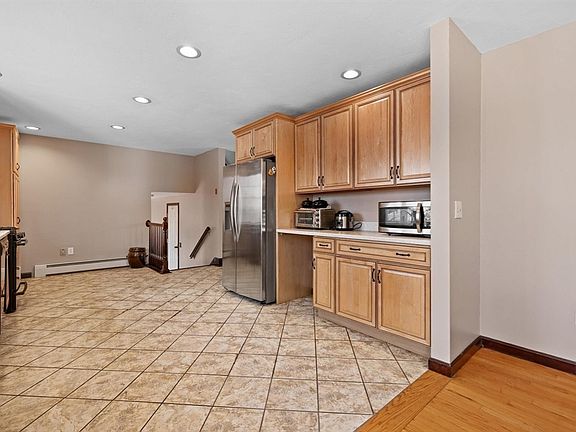4th image of 213 Henshaw St