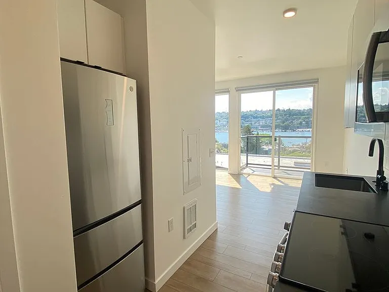 Welcome to Lakeview! - Live in Luxury & Style in the heart of Eastlake — Photo 18