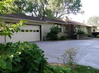 610 Loveland Dr, Omaha, NE 68114