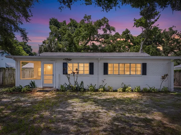 1005 E Flora St — Photo 1