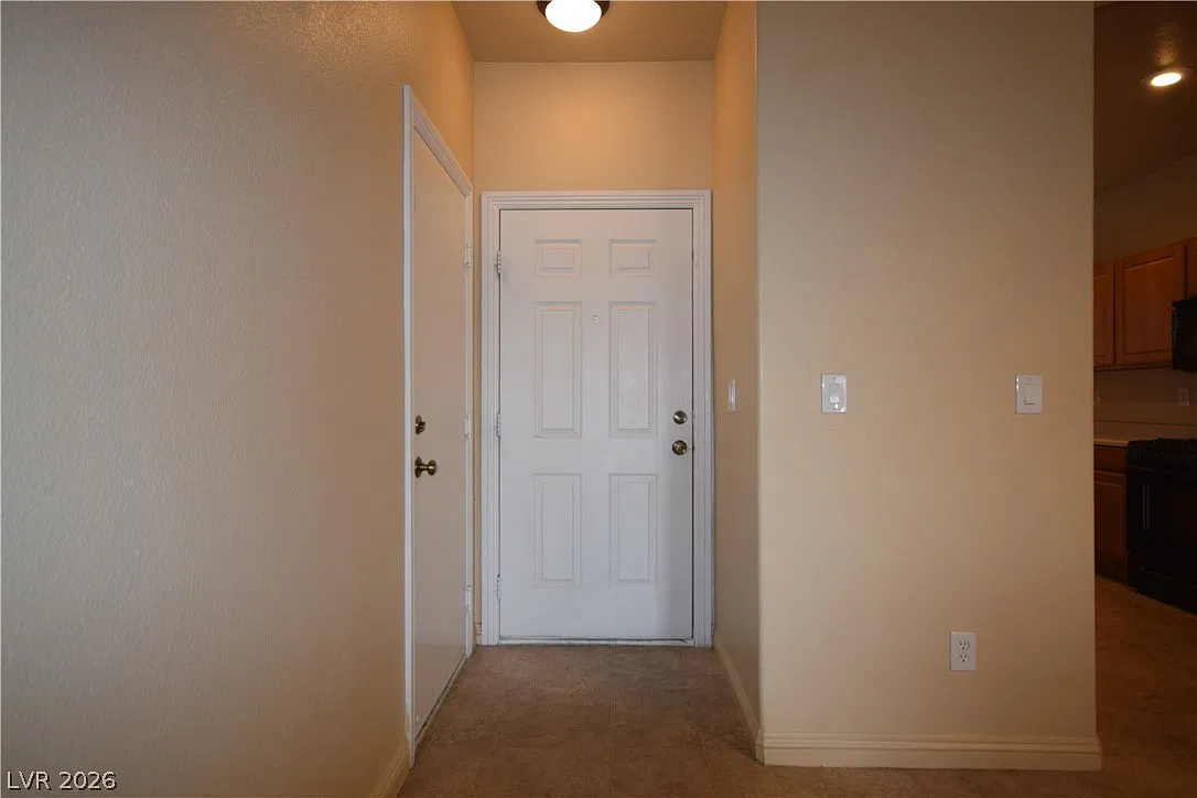 3 bed, 2.5 bath, 1978 sqft, $2,010 — Photo 2