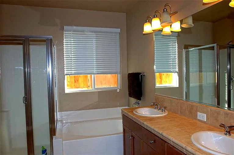 4044 Heritage Ln — Photo 3