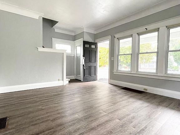 4th image of 828 Toronto Ave