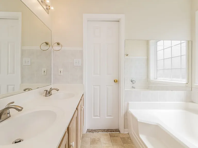 2164 Spring Hill Cir — Photo 10