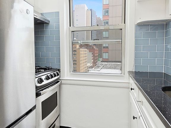 4th image of 150 E 37th St Unit Penthouse A