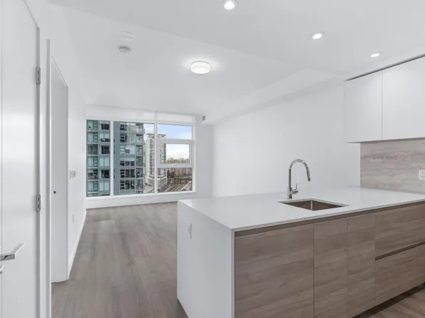 660 Quayside Dr #1405, New Westminster, BC V3M 0P1