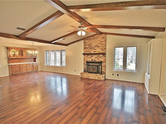 4th image of 1449 Tanglewood Dr W