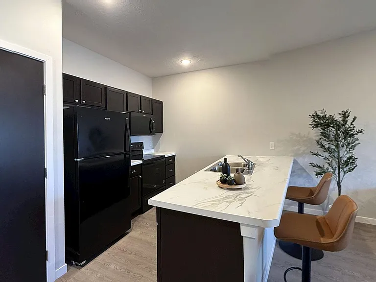 Pioneer Apartments — Photo 5