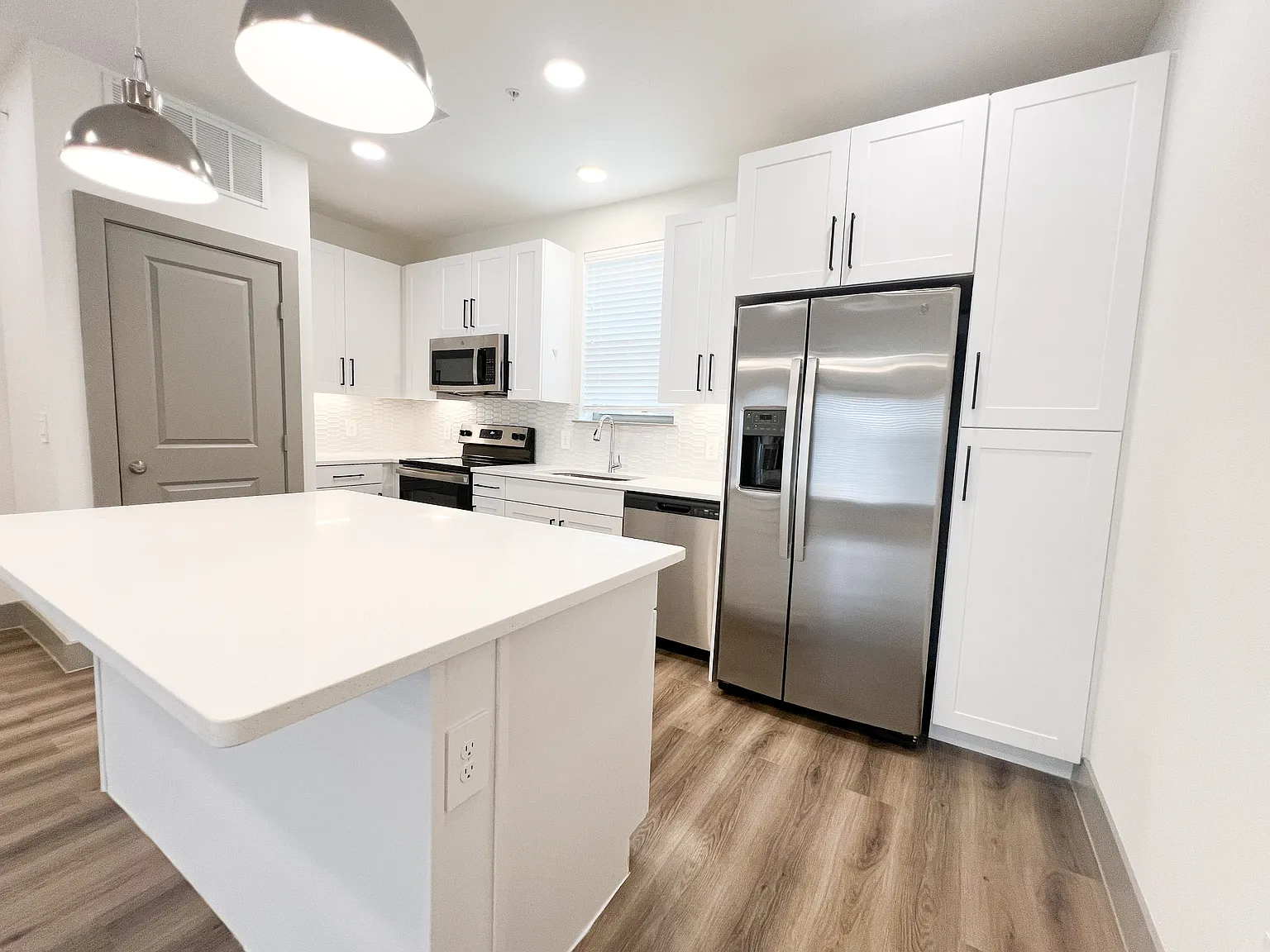 1 bed, 1.5 bath, 1076 sqft, $2,155 — Photo 2