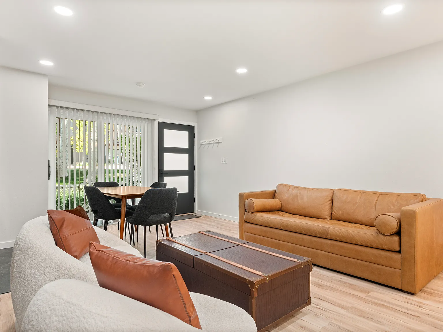 2 bed, 880 sqft, $10,000 — Photo 2