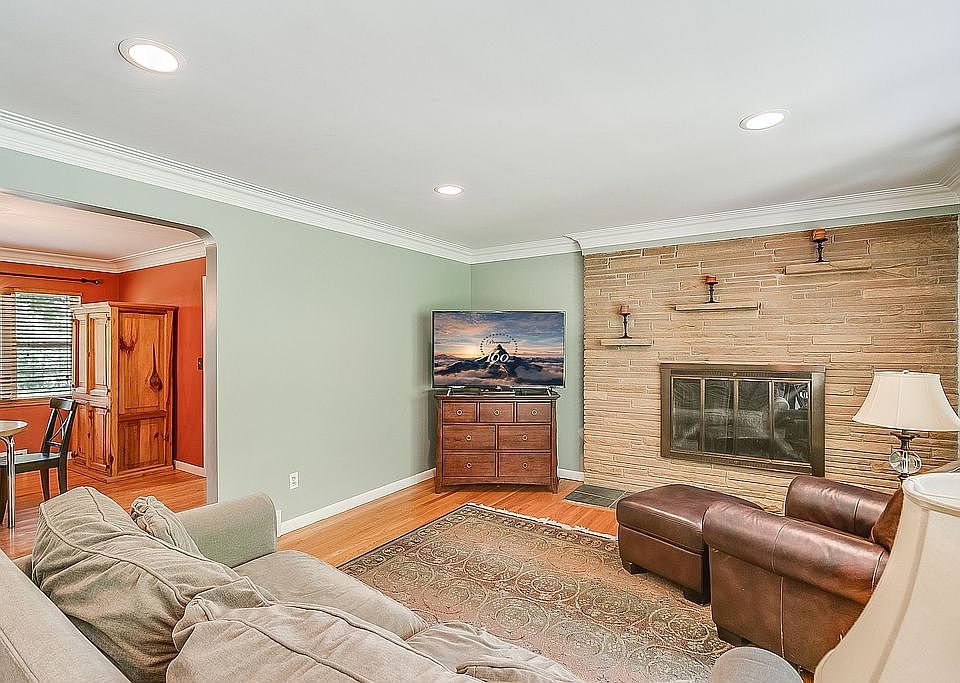 1st image of 18805 Cambridge Blvd