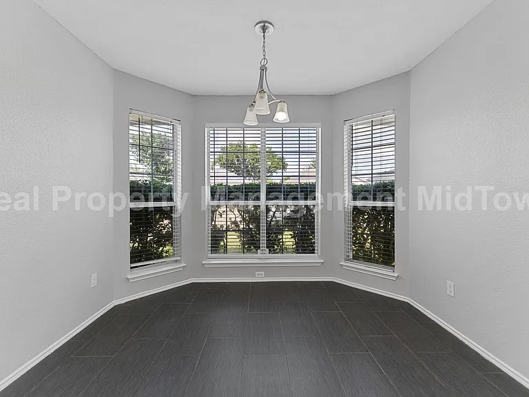 6100 Wall St — Photo 7