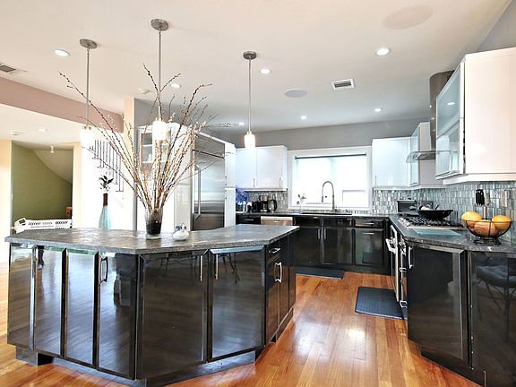 3rd image of 7 Pilgrim Ave