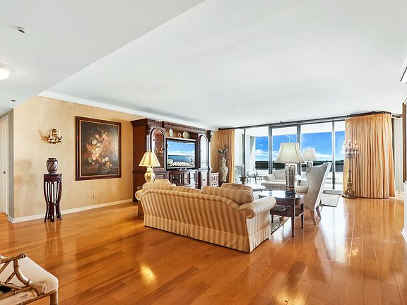 3rd image of 100 Lakeshore Dr APT 557
