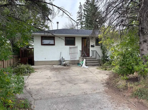 3207 SE Castle Rd NW, Calgary, AB T2M 4K6