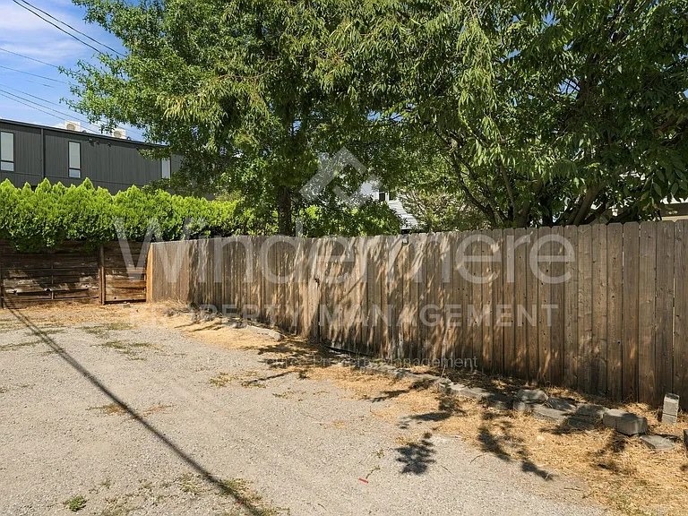914 E Indiana Ave — Photo 35