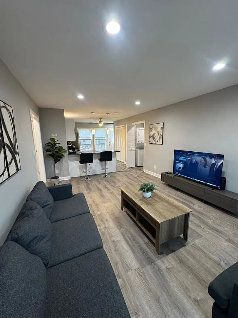 Spacious 2BR Apt (Sleeps 6): 2 KING Beds & Balcony — Photo 1