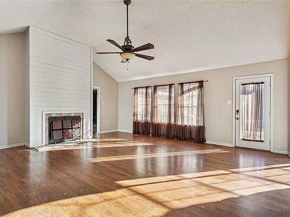 2nd image of 113 Crescentwood Loop