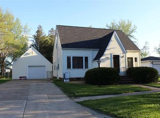441 E 2nd St, Readlyn, IA 50668