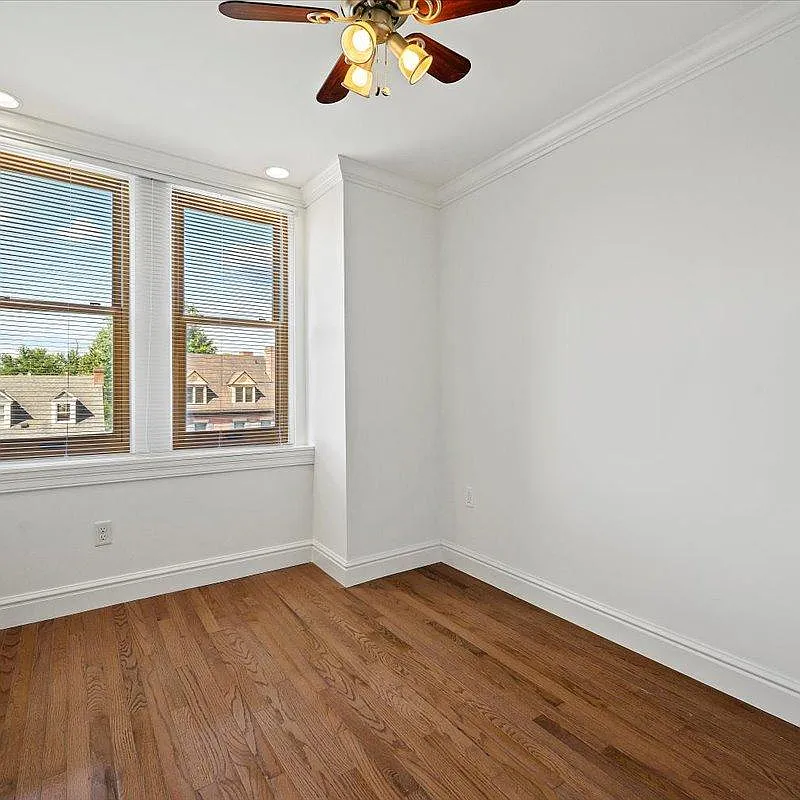 Building Photo - 5400 Elmer St #5