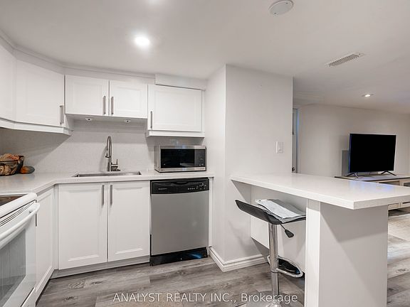 5th image of 39 Chartwell Rd #Basement