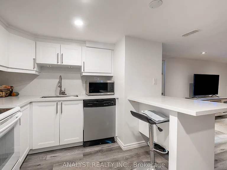 39 Chartwell Rd #BASEMENT — Photo 5