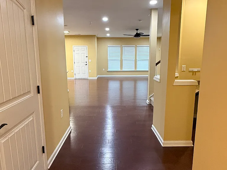 2101 Chipley Dr — Photo 2