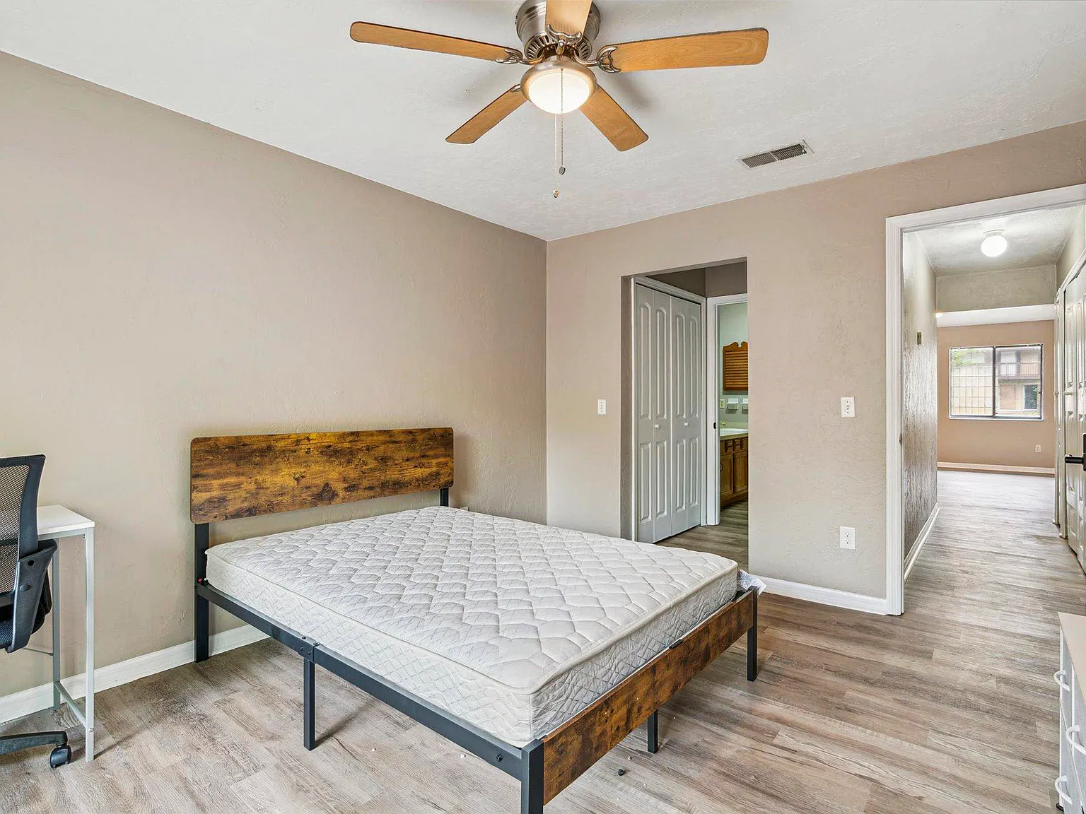 3 bed, 2.0 bath, 966 sqft, $910 — Photo 1